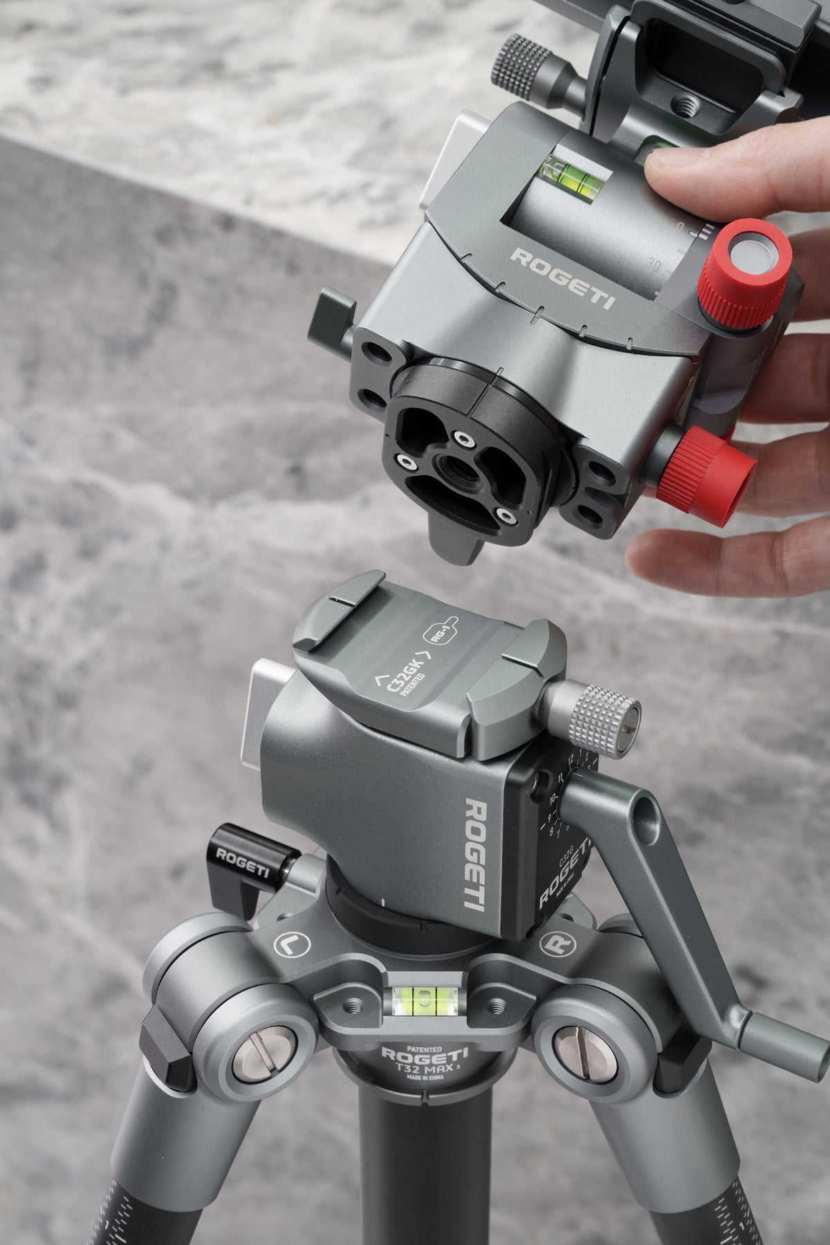 A close-up of a Rogeti RG-1 gear head mounted on the arc-standard clamp of  T32MAX tripod.